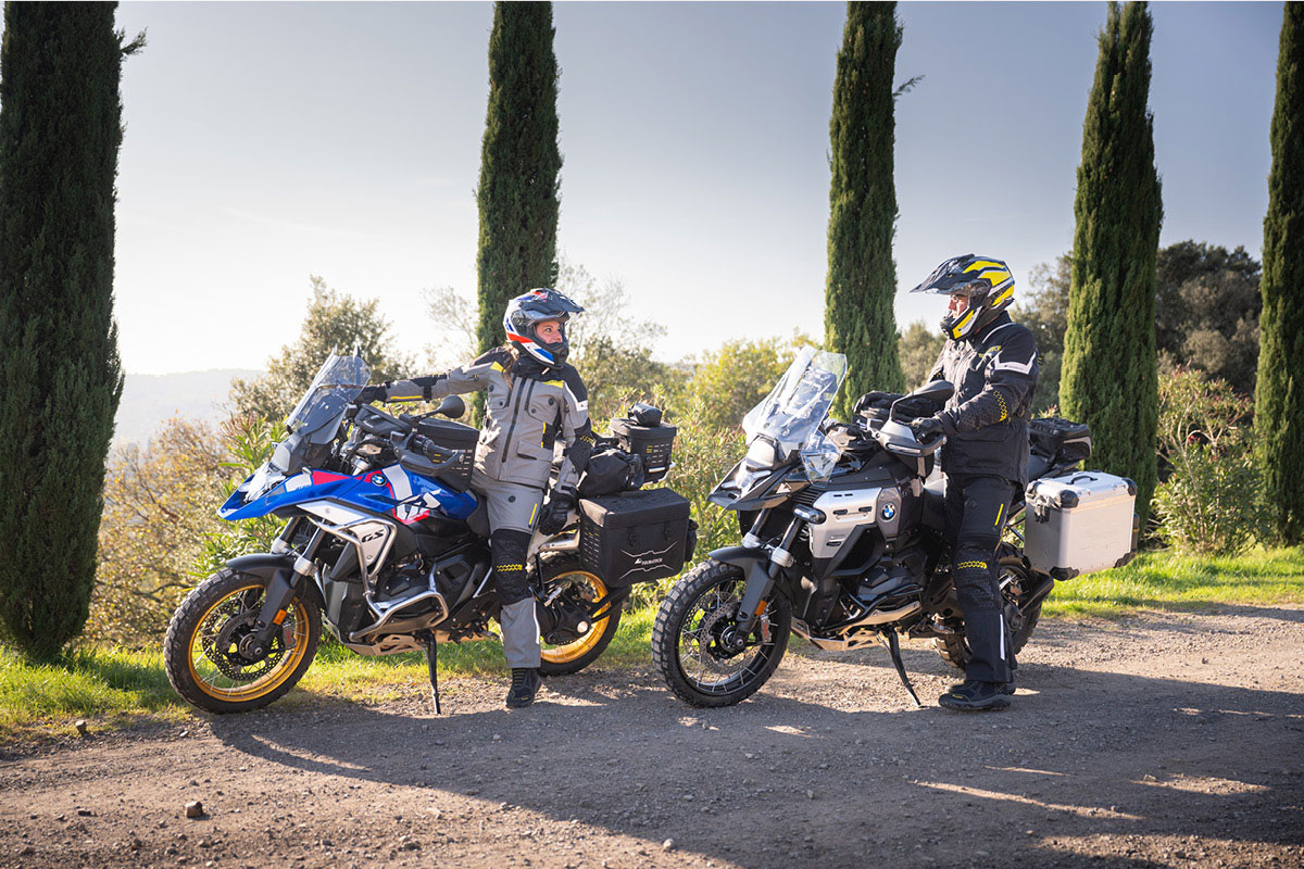 Touratech_BMW_R_1300_GS-Adventure_Seitenansicht_Personen